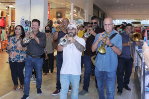 El alcalde Aponte llevó una parranda en Plaza Carolina como parte del evento de entrega de cajitas de Reyes. 