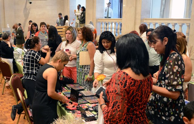 Perelló realiza bazar para las madres en El Capitolio