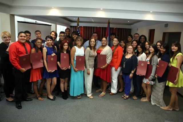 Senadora reconoce estudiantes dedicados a impulsar la lectura