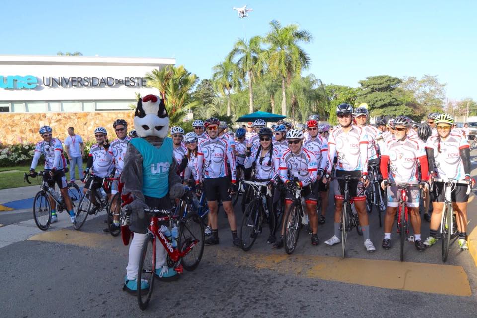 Ciclistas contribuyen a fondo de becas en el UNE Bike Tour 2015