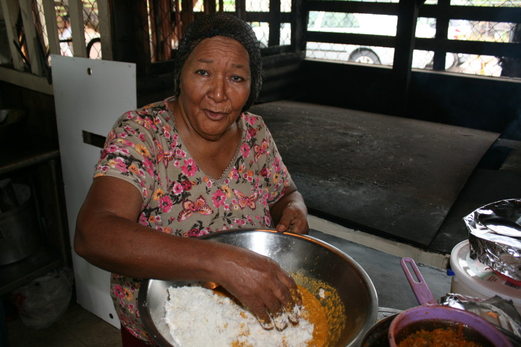 Doña Lula de Jesús, confeccionando una de sus especialidades en su local ‘El Burén de Lula’ en el sector Jobo de Medianía. (Foto por Héctor J. Álvarez Colón)