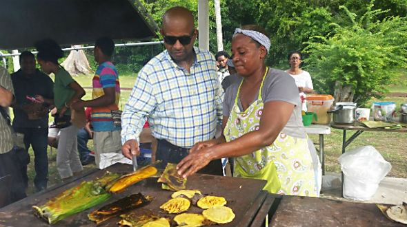 Eddie Manso, alcalde de Loíza, muestra sus dotes de cocinero durante el Festival del Burén. (Foto/Suministrada) 