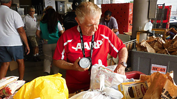 Colecta de alimentos sorteando comida. (Foto/Suministrada)