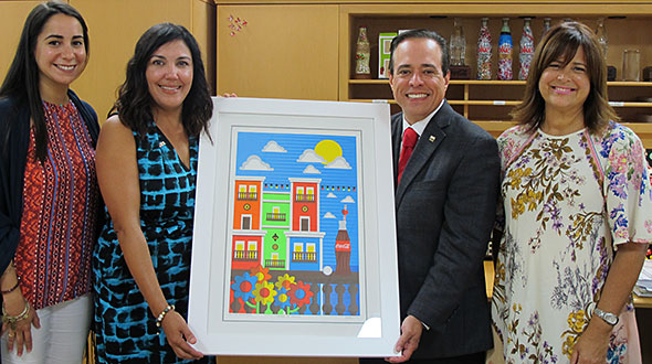 En los extremos, Valeria Vega, Communication Specialist, y Brenda Sevillano, Corporate Controller, ambas de Coca-Cola Puerto Rico Bottlers, entregan obsequio y donativo a la ejecutiva regional y al presidente de la Junta de Directores de la Cruz Roja Americana Capítulo de Puerto Rico, Lee Feliciano y Miguel Nieves, respectivamente. (Foto/Suministrada)