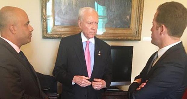 De izquierda a derecha, Héctor Ferrer, Orrin Hatch y David Bernier. (Foto/Suministrada)