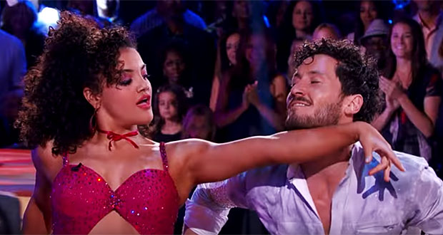 Laurie Hernández junto a su compañero  de baile Val Chmerkovskiy.