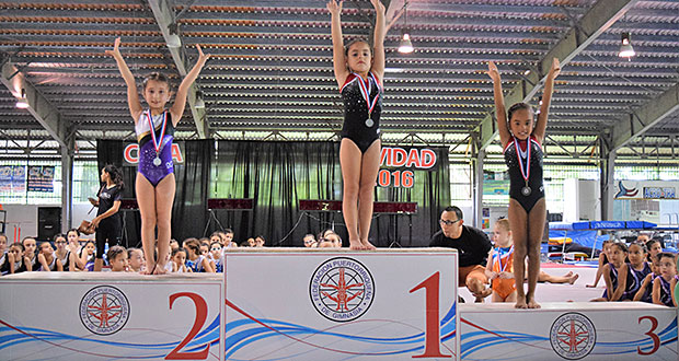 Más de 200 niñas participaron en la Copa de Navidad de Gimnasia Artística Femenina niveles 1 al 8. (Foto/Zacha Acosta)