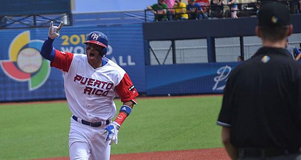 Carlos Correa saluda a la fanaticada puertorriqueña al conectar de cuadrangular. (Foto/Suministrada)