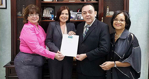 En la foto: Janet Collazo, directora ejecutiva de los Programas de Protección y Defensa de las Personas con Impedimentos; Ivonne Flores, directora ejecutiva de CEVI; Frank Pérez Concepción, defensor de las Personas con Impedimentos; junto a Evelyn Martínez, presidenta del CEVI. (Foto/Suministrada)