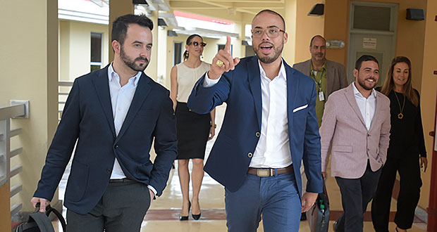 Andrés Waldemar Volmar Méndez, secretario del Departamento de Recreación y Deportes, junto a Borja De Altoguirre,  representante de mercadeo en América Latina del National Basketball Asociation (NBA). (Foto/Suministrada)