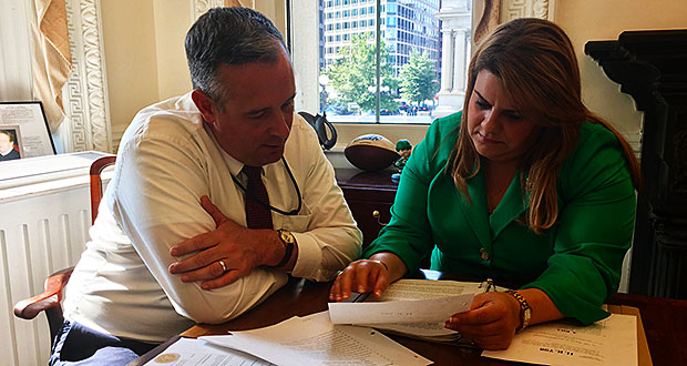 Jenniffer González Colón, comisionada residente, junto a Justin Clark, director de Asuntos Intergubernamentales de la Casa Blanca. (Foto/Twitter)