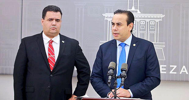 Carlos M. Contrera, secretario del Departamento de Transportación y Obras Públicas (DTOP), junto al secretario de la Gobernación, William Villafañe. (Foto/Suministrada)