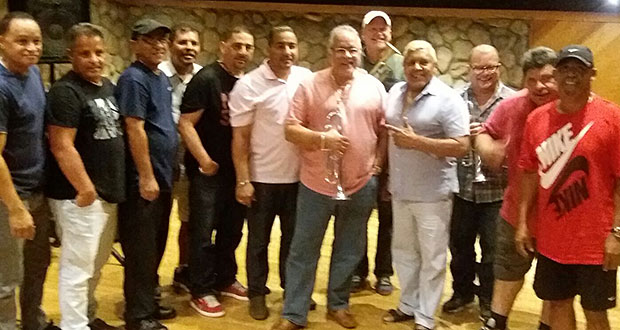 Luis González, Cali Alemán junto a los muchachos de la orquesta. (Foto/Vicente Toledo) 