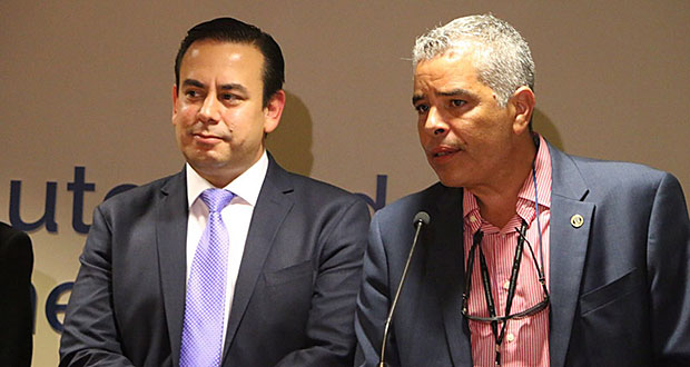 David Villafañe, secretario de la Gobernación junto a Ricardo Ramos Rodríguez, director ejecutivo de la Autoridad de Energía Eléctrica (AEE). (Foto/Suministrada) 