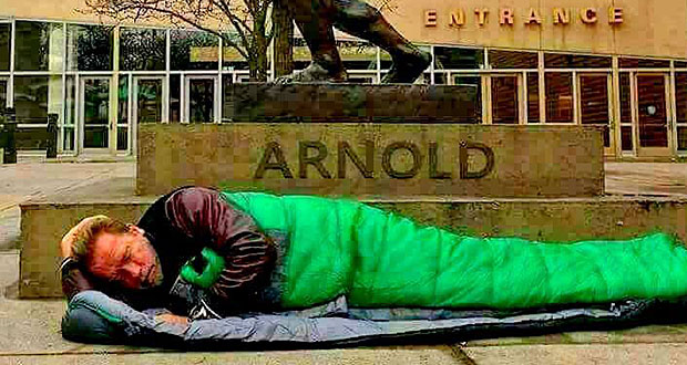 El actor, Arnold Schwarzenegger, durmió bajo su famosa estatua de bronce erigida frente a un hotel en el estado de California donde fungió como gobernador. (Foto/Suministrada) 