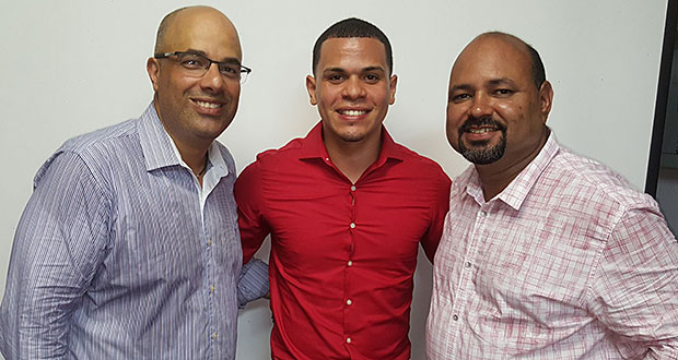 El presidente del PPD, Héctor Ferrer junto a  Kevin
O. Morales Vázquez, nuevo
legislador municipal popular y el alcalde de Río Grande,
Ángel “Bori” González.  (Foto/Suministrada)