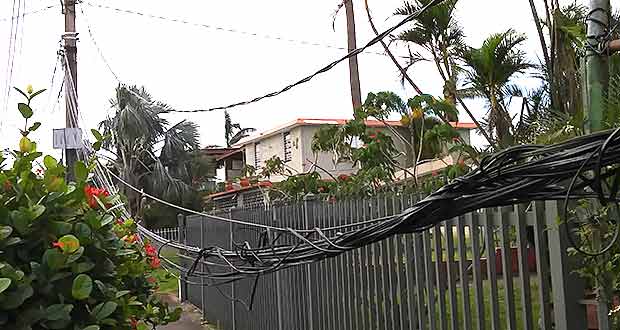 Cables frente a residencia de personas de edad avanzada en la calle 14 en la urbanización Sierra Linda en Bayamón. (Foto/José R. Hernández Pérez)