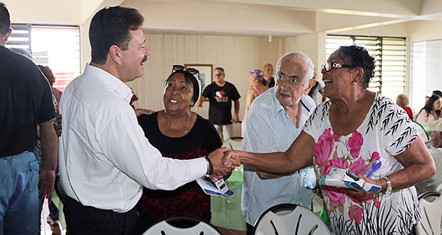 El Alcalde de Carolina compartio con los residentes de la egida. (Foto/Suministrada)