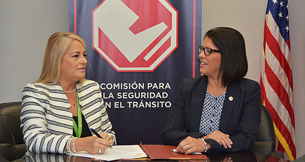 Wanda Vázquez Garced, secretaria de Justicia, junto a la directora ejecutiva de la CST, Darelis López Rosario. (Foto/Suministrada)