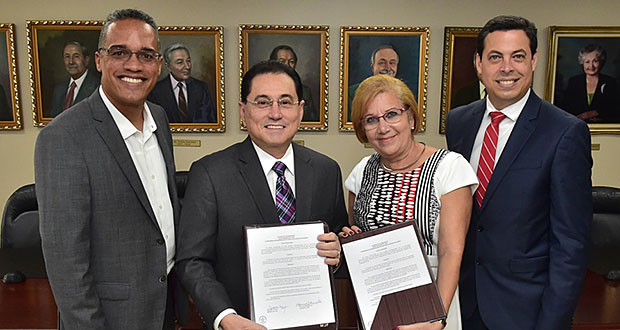 La alcaldesa de Loíza, Julia M. Nazario Fuentes y el presidente de la Universidad Interamericana de Puerto Rico, Lcdo. Manuel J. Fernós, firmaron un acuerdo de colaboración para desarrollar proyectos educativos en la región. En la foto los acompañan el rector del recinto de Fajardo el Dr. Javier Martínez y Luis D. Rivera asesor de la alcaldesa. (Foto/Suministrada)