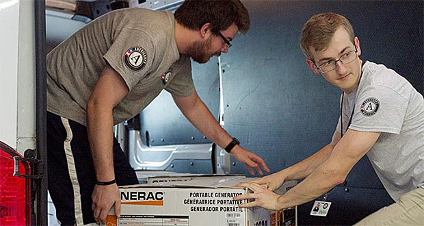 Los miembros de AmeriCorps Jimmy Tyler de Missouri y Vadim
Melnik del Estado de Washington ayudan a montar generadores en un camión de entrega en la
tienda National Lumber & Hardware en Bayamón. El esfuerzo es parte del programa recién
lanzado VALOR, que ayuda a los sobrevivientes del huracán hacer las reparaciones a sus
hogares. (Foto por Grace Simoneau) 