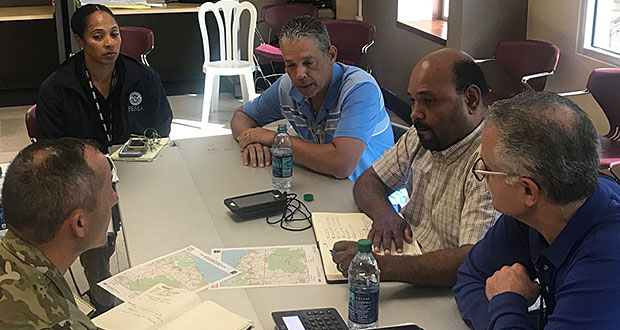 El mes pasado, se reunieron el alcalde de Río Grande, Ángel “Bori” González, con el Administrador Regional de Carolina, Alvin Rosario; el coronel Lloyd, del Cuerpo de Ingenieros; Carlos Torres, coordinador de restauración del sistema eléctrico y Asha Tribble, de FEMA. (Foto/Suministrada)