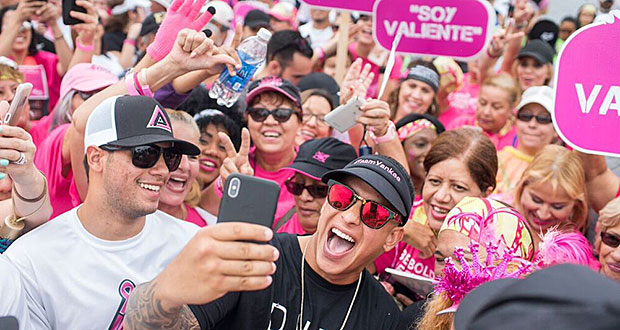 Daddy Yankee caminó con las sobrevivientes. (Foto/Suministrada)