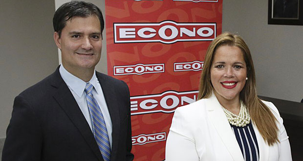 Eduardo A. Marxuach, presidente de Supermercados Econo, junto a la alcaldesa del Municipio de Canóvanas, Lornna Soto Villanueva.  (Foto/Suministrada)