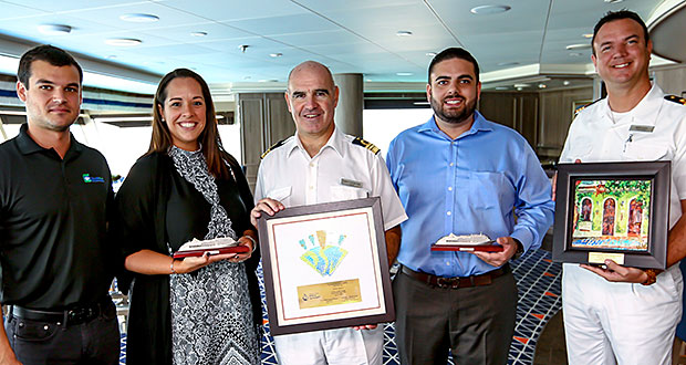 Directora Ejecutiva Interina de la Compañía de Turismo de Puerto Rico, Carla Campos, y el Director de la Autoridad de los Puertos, Lcdo. Anthony Maceira, realizan entrega oficial de placas, como parte del protocolo de bienvenida al crucero Silver Muse. (Foto/Suministrada)