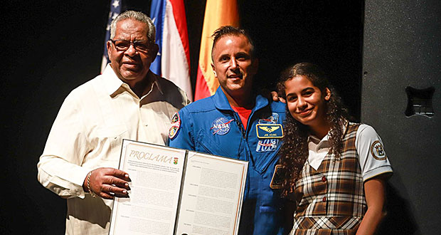 Momento en el que el alcalde de Humacao, Marcelo Trujillo Panisse reconoce la trayectoria profesional del astronauta puertorriqueño, Joseph “Joe” Acabá, la estudiante, Lorena Peña Sánchez, del octavo grado de la Escuela Juan Ponce De León, tuvo a su cargo la lectura de la proclama. (Foto/Suministrada)