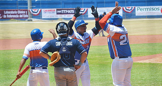 Luis David Román se destacó con el bate por Los Cariduros. (Foto/Suministrada)