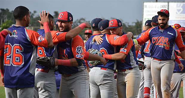 Los Bravos de Cidra eliminaron en cuatro juegos a los Polluelos (Foto por Carmen Pérez)