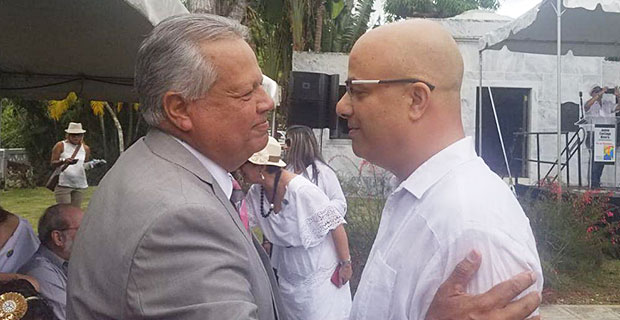 El alcalde de Comerío, Josian Santiago saluda al presidente del PPD, Héctor Ferrer. (Foto/CyberNews)