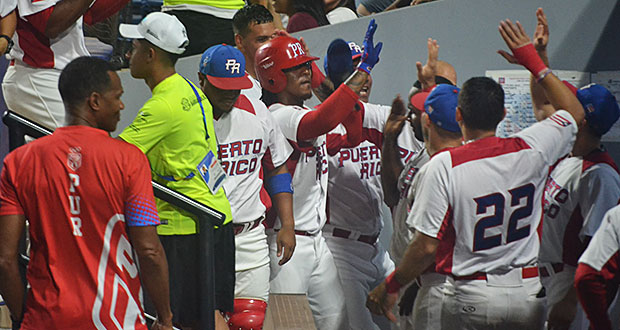 Ozzie Martínez saluda a sus compañeros al marcar la primera carrera del juego. (Foto/Suministrada) 