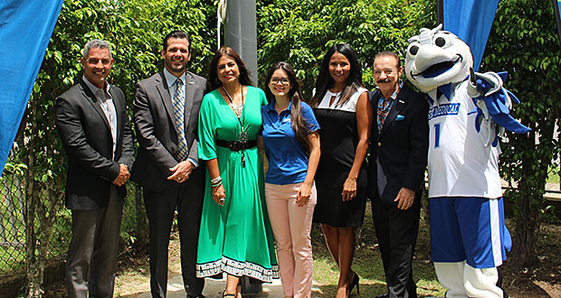 César Ramírez, vicepresidente de First Medical Health Plan, Inc.; Francisco J. Artau, presidente de First Medical Health Plan, Inc.; Vivian Solivan, presidenta de Metro Pavia Clinic; Karina Cancel Artau; Lcda. Lourdes Martínez, VP de Operaciones Regional; Juan Manuel Lebrón, maestro de ceremonia de First Medical y Peko, la mascota oficial del plan médico.  (Foto/Suministrada)