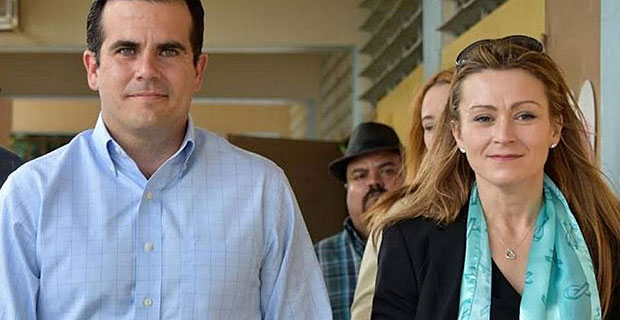 Ricardo Rosselló, gobernador de Puerto Rico, junto a la exsecretaria de Educación, Julia Keleher. (Foto/Departamento de Educación)