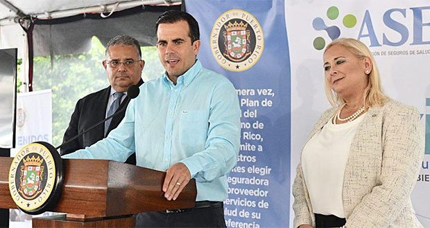 De izquierda a derecha: Rafael Rodríguez Mercado secretario del Departamento de Salud, el gobernador Ricardo Rosselló Nevares y la directora ejecutiva de la Administración de Seguros de Salud (ASES), Ángela Ávila. (Foto/Suministrada)