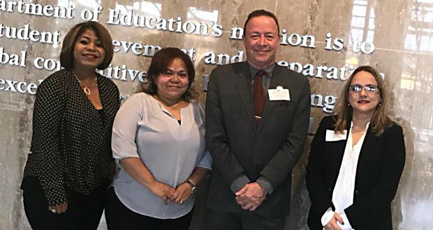 En la foto, el Dr. Héctor Ríos Maury, la Dra. Rosa Reyes y la Profesora Betty García junto a Beatriz Ceja Williams, ejecutiva del Departamento de Educación de los Estados Unidos. (Foto/Suministrada)