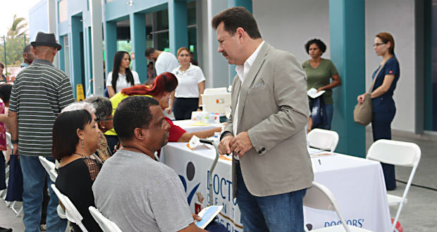 Alcalde Aponte conversó con los participantes de la feria de salud y servicios. (Foto/Suministrada)