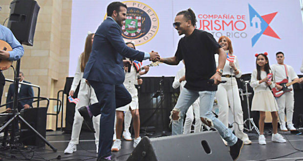 Gobernador Rosselló junto a Ozuna. (Foto/Suministrada)