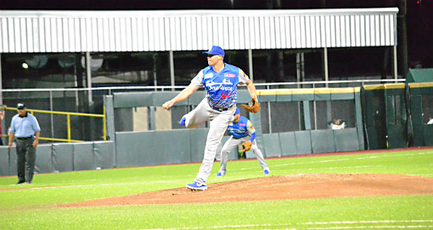 El derecho de los Cangrejeros de Santurce, Iván Maldonado, solo le toleró dos hits a los Gigantes de Carolina en 7.0 entradas. (Foto / Cangrejeros de Santurce / Edwin Román Vélez )
