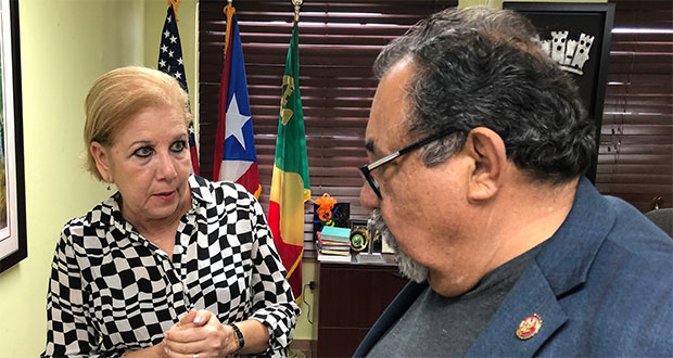 La alcaldesa de Loíza, Julia Nazario Fuentes, junto al presidente de la Comisión de Recursos Naturales de la Cámara de Representantes Federal, Raúl Grijalva. 