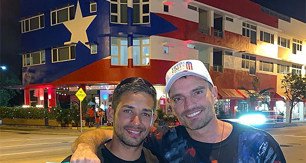 Julián Gil y Héctor Collazo frente al mural de la bandera de Puerto Rico en La Placita.   (Foto/Suministrada)