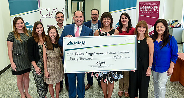 Orlando Gonzalez, Presidente MMM junto a Vivian I. Neptune Rivera, Decana de la Escuela de Derecho de la UPR y personal durante la entrega de donativo. (Foto/Suministrada) 