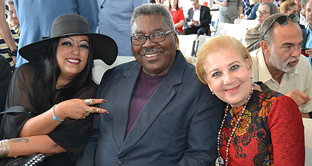 La alcaldesa de Loíza, Julia Nazario Fuentes junto al grupo el junte loiceño quienes participarán de la parada puertorriqueña.(Fotos/ Héctor Álvarez) 