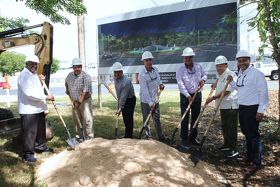 De izquierda a derecha: El alcalde de Humacao, Marcelo Trujillo Panisse; Nicanor Vázquez hijo; el administrador municipal, Luis Raúl Sánchez; el director de la Oficina de Gerencia y Proyectos, Alexander Tirado; el presidente de RO Rental Equipment, compañía a cargo de los trabajos, Ricardo Ortega; José Batlle, Presidente de la empresa que diseñó el proyecto, José Batlle y Asociados y el Inspector Residente, David Torres. (Foto/Suministrada)