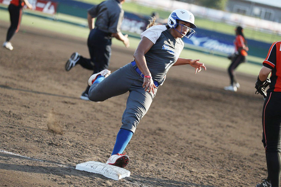 La novena boricua cayó frente al campeón defensor Canadá, 3-1, en el primer día de acción del sóftbol femenino en #Lima2019. La única carrera de PUR fue cuadrangular de Quianna Díaz. (Foto/PUR SOFTBALL)
