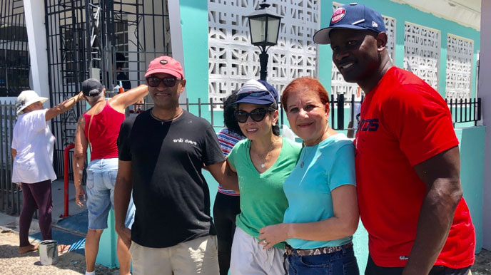 De izquierda a derecha, Arq. Nelson Rivera, empresaria Sissi Pham de AESARA, alcaldesa Julia Nazario y deportista Robert Pack. (Foto/Suministrada)