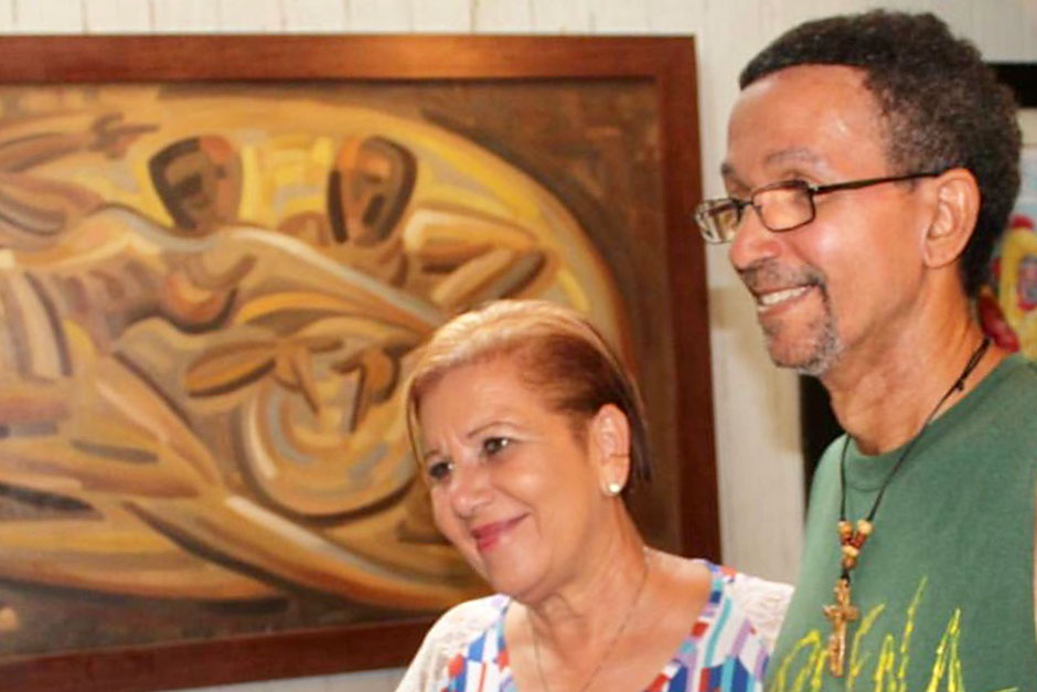 Alcaldesa Julia Nazario y maestro Samuel Lind en su estudio en Medianía, frente al Batey de los Hermanos Ayala. (Foto/Suministrada)
