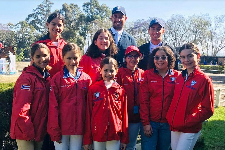 De derecha a izquierda: María Victoria Quintero, Gabriela Ríos, María Eloisa Santiago, Aida Higuerey, Claudia Ríos, Andrés Espinet, Daniela Espinet, Frank Maymí, Elizabeth García y Camila Ríos. (Foto/Suministrada)